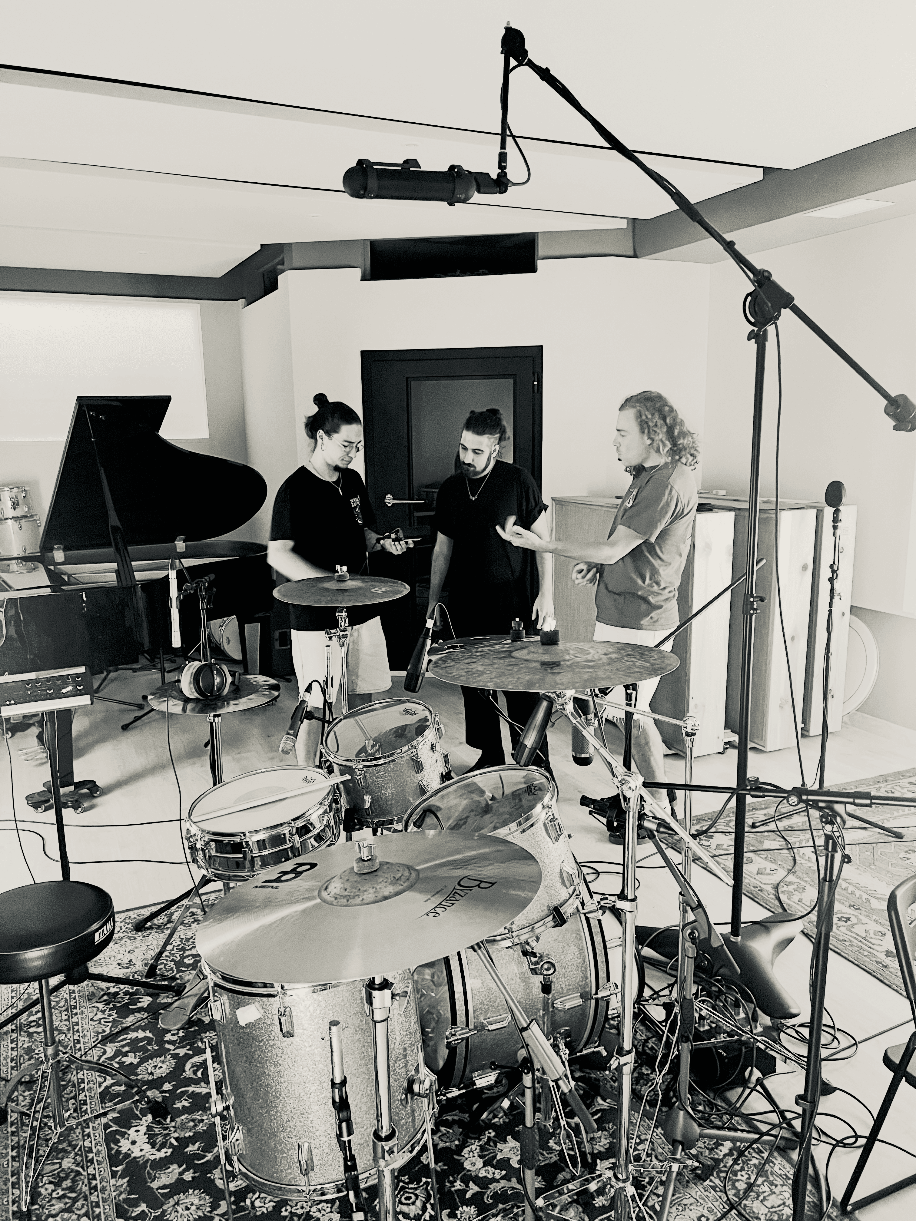 Xavi, Pablo i Adri parlant a l'estudi de gravació